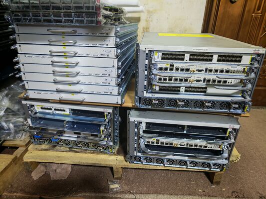 Routeur Cisco ASR-9904 avec configuration de carte de ligne de service Edge (BRAS) 2x10G/IG