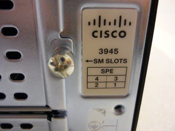 Le routeur Cisco 4 WAN Port POE Switch Router Gigabit CISCO3945E-SEC/K9 est le routeur Cisco 3945E avec Security Bundle avec licence SEC PAK