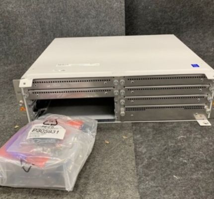 473098A (AMIA) Un système Nokia AirScale Subrack Un composant utilisé dans les stations de base de télécommunications pour le système mondial pour les communications mobiles