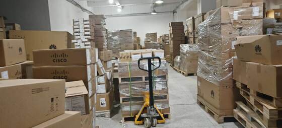 Commutateur de centre de données Huawei CloudEngine CE8875-24BQ8DQ – Périphérique réseau haute performance 24 × 400GE + 8 × 800GE