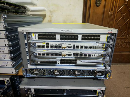Routeur Cisco ASR-9904 avec configuration de carte de ligne de service Edge (BRAS) 2x10G/IG